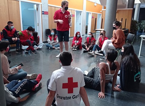 Lehen Hezkuntzako haurrentzat altxorraren bila jolasa antolatu dute Gurutze Gorriko gazteek