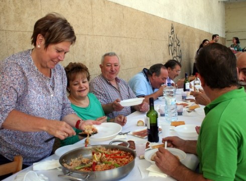 Lehiaketara aurkeztutako paellak janda ospatu zituzten jaiak Barrena kalekoek