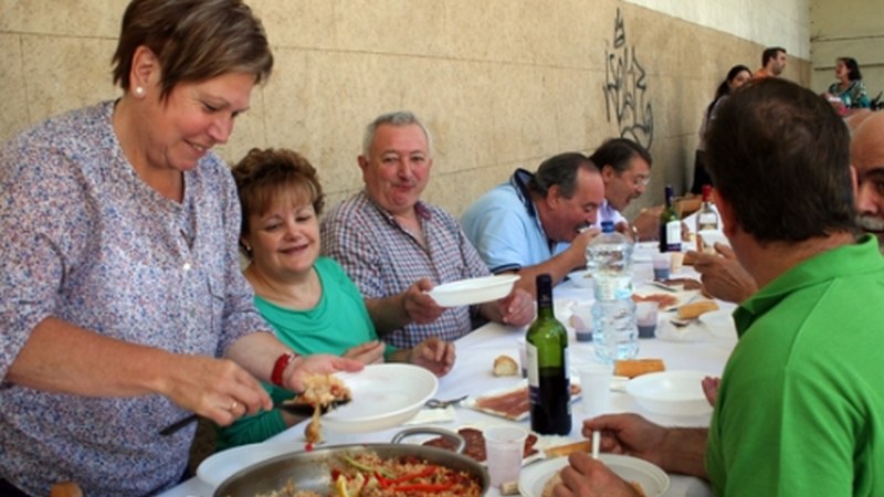 Lehiaketara aurkeztutako paellak janda ospatu zituzten jaiak Barrena kalekoek