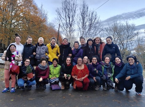 Leku desberdinetatik etorritako 25 emakumek topaketa egin dute Arrateko aterpetxean