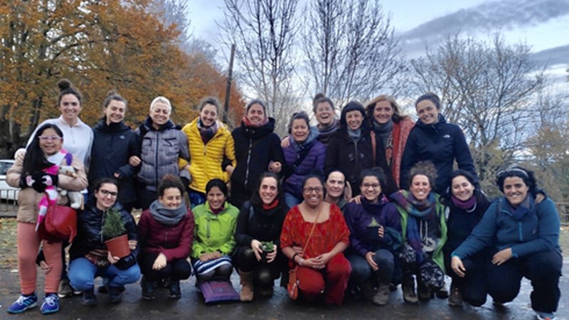 Leku desberdinetatik etorritako 25 emakumek topaketa egin dute Arrateko aterpetxean