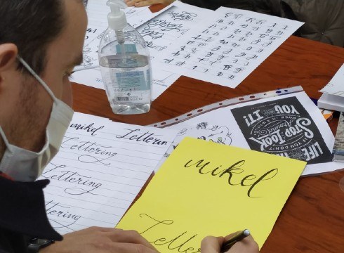 Lettering egiten ikasi zuten Illunabarrian