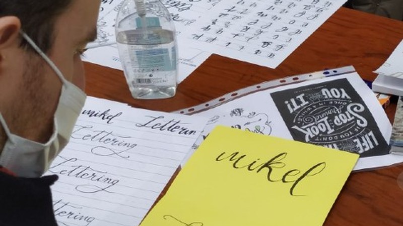 Lettering egiten ikasi zuten Illunabarrian