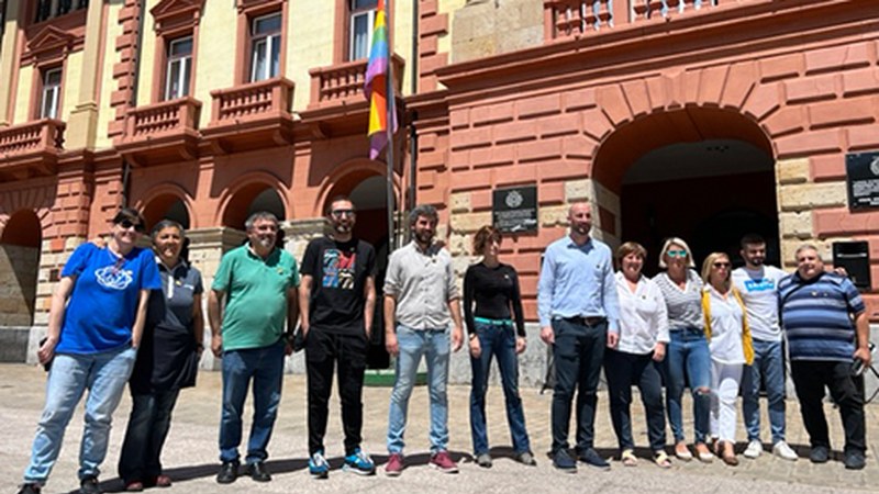 LGTBIQ+ Harrotasunaren Egunarekin bat egin du gaur Udalaren Bozeramale Batzordeak