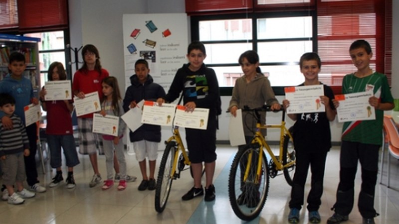 Li(buru-hausgarriak) lehiaketako sariak banatu dituzte liburutegian