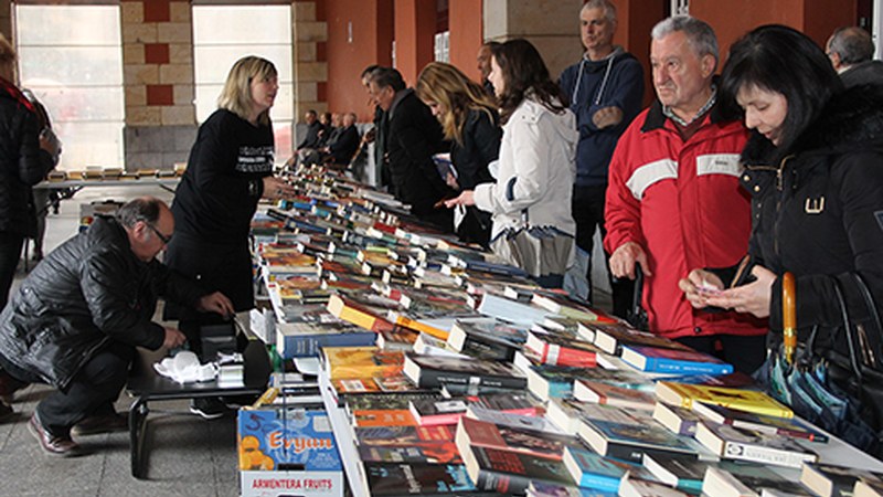 Liburuak euro batean salduko dituzte asteburuan Eibar-Sahara elkartekoek