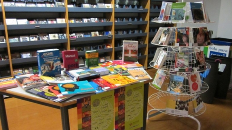 Liburutegian hizkuntzak ikasteko aukera