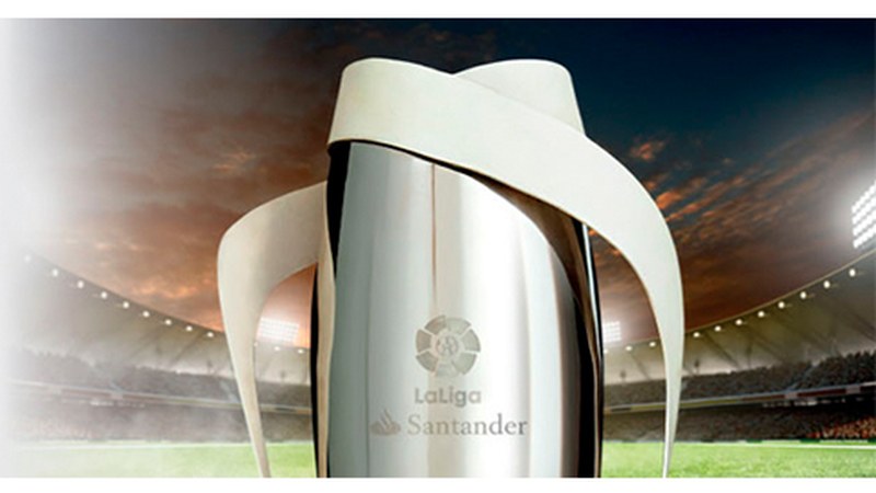 Ligako txapeldun kopa eta Eibarko jokalariak Corte Inglesean