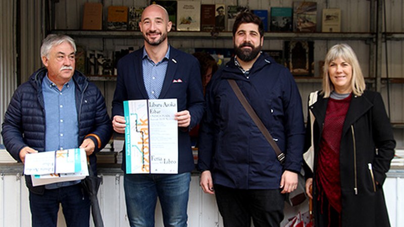 Literaturako azken nobedadeak %10eko deskontuarekin erosi daitezke gaur zabaldu duten Liburu Azokan