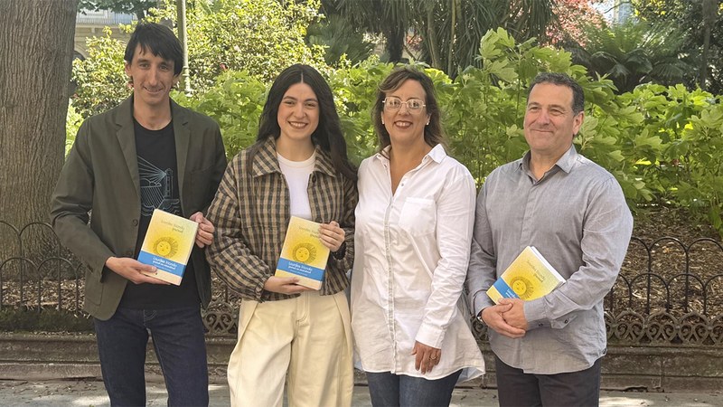 Lourdes Iriondok haur eta gazteentzako idatzitako ipuin eta antzezlanak biltzen dituzten bi liburu berri aurkeztu dituzte