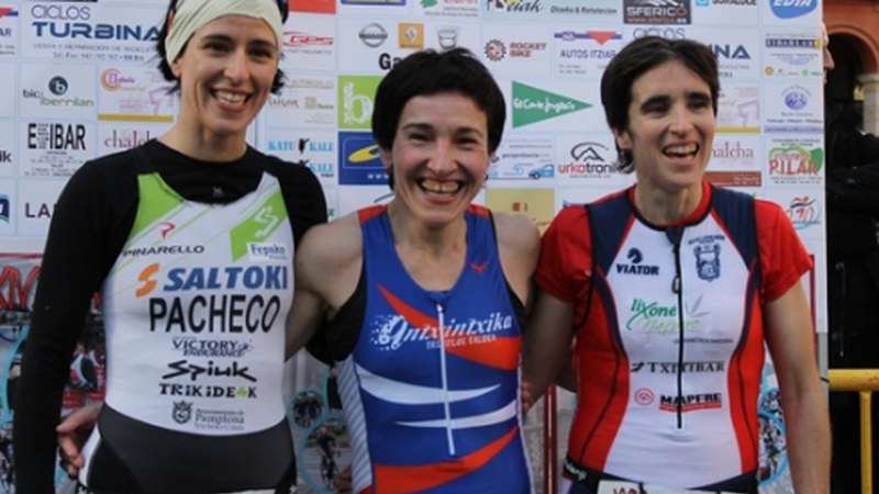 Lourdes Oiartzabal eta Oier Ariznabarreta garaile Eibarko Duatloian