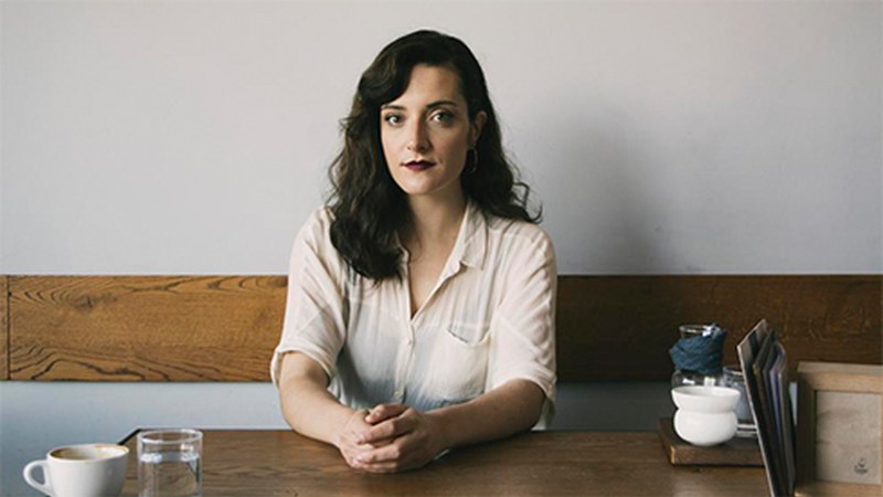 Lucia Baskaran, idazlea: “Emakumeok jasaten ditugun eguneroko biolentziak irudikatu nahi nituen liburuan”