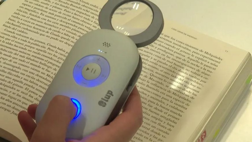 LUP PRO lupa adimenduna eskuragarri jarri du Juan San Martin Liburutegiak