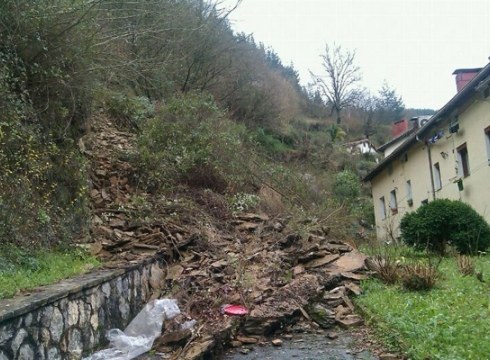 Lur-jausi bi gertatu dira euriak eraginda