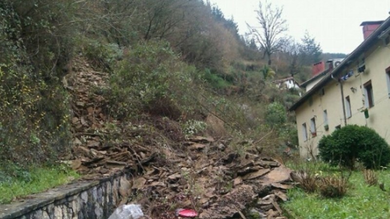 Lur-jausi bi gertatu dira euriak eraginda