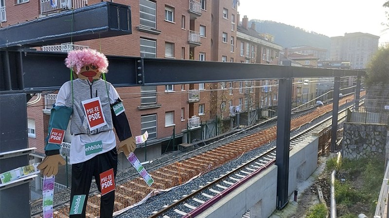 'Lurperatzen gaituen paseoari Ez - Ekialdea Bai' Auzo Elkarteak Ekialdea birgaitzeari buruzko 26 galdera egin dizkie  PSE-EE eta EH Bildu alderdiei