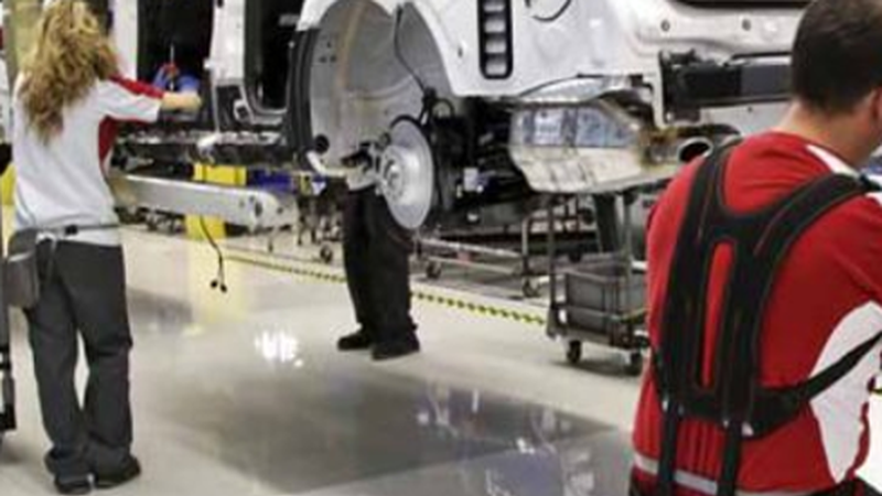 Enpresa batzuei "gutxieneko jarduera bat" baimendu die Madrilek