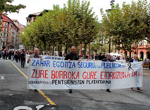 Madrilen pentsiodunek deitutako manifestaziora joateko autobusa antolatzen dabiltza
