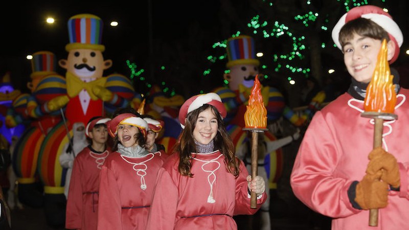 Magia, ilusioa eta hotza izan dira protagonista erregeen kabalgatan