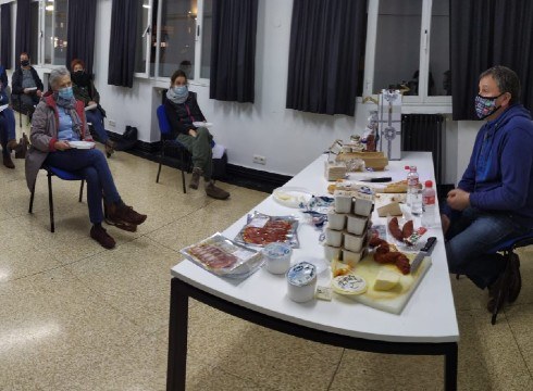 Mahala baserriko esnekiak bertatik bertara ezagutu eta dastatu dituzte berbalagunek