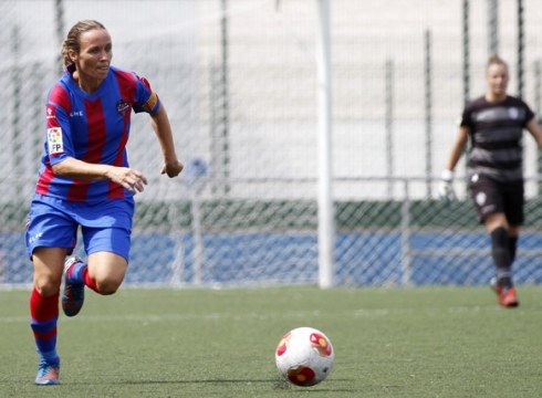 Maider Castillo: Mende laurdena foballean... eta jarraitzeko gogoarekin
