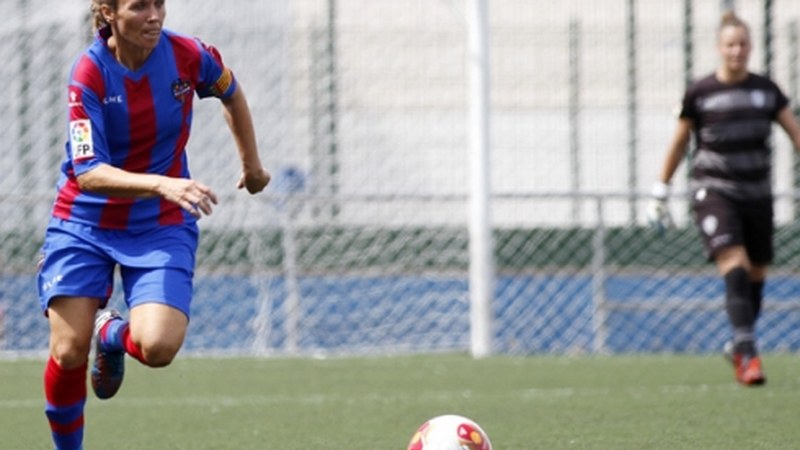 Maider Castillo: Mende laurdena foballean... eta jarraitzeko gogoarekin