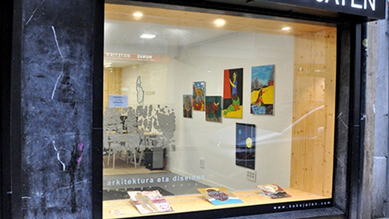 Maite Arriagaren margo erakusketa dago ikusgai Kokojaten estudioan