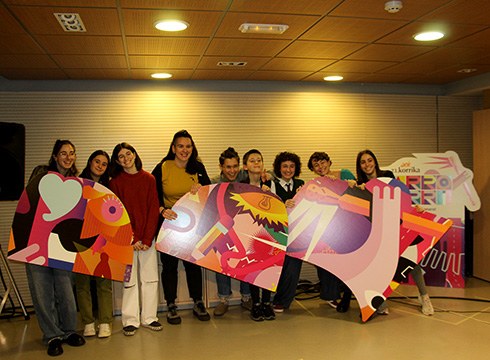 Maite Arroitajauregik 23. KORRIKA-rako sortu duen "Harro Herri" abestia aurkeztu dute