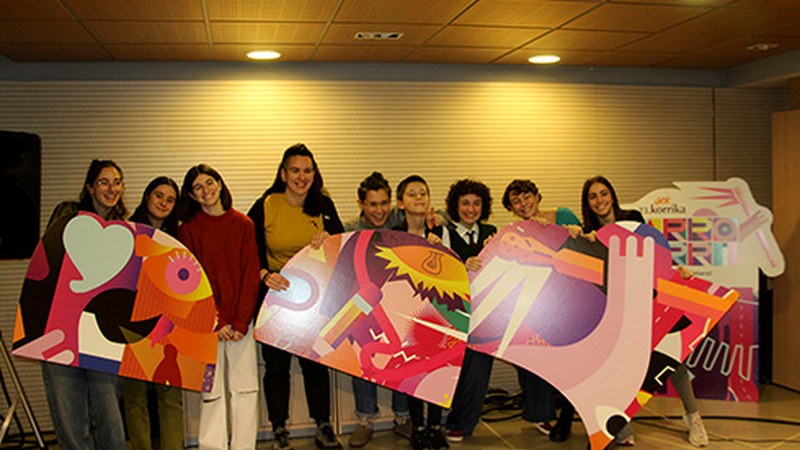 Maite Arroitajauregik 23. KORRIKA-rako sortu duen "Harro Herri" abestia aurkeztu dute