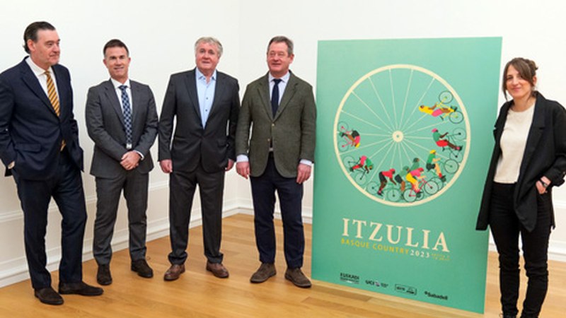 Maite Mutuberriak diseinatutako kartelak iragarriko du Itzuliaren 62. edizioa