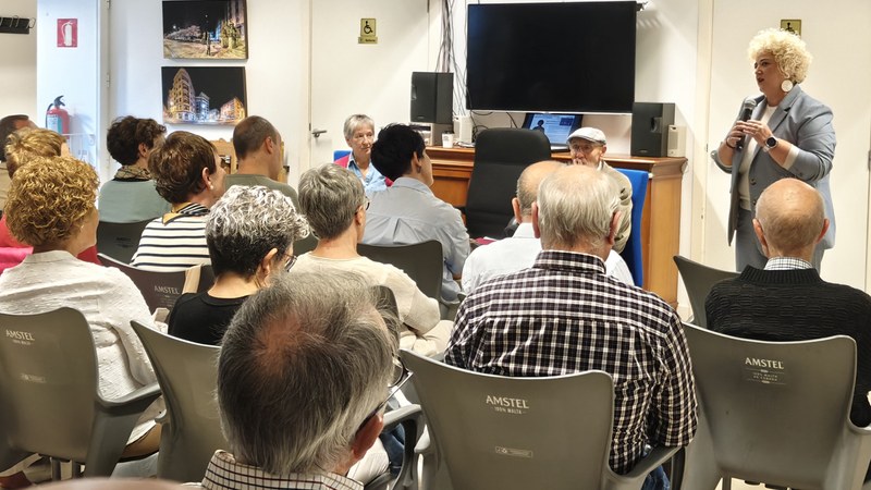 Maite Peña diputatuak hasiera ofiziala eman zion atzo Untzaga Gizarte Etxearen ikasturte berriari