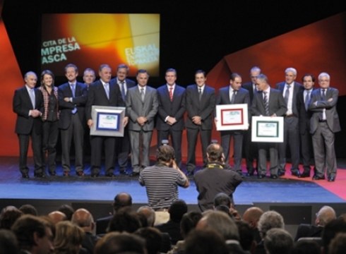 Makila eman diote Armeria Eskolari 100 urteko ibilbidearengatik