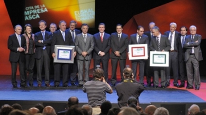 Makila eman diote Armeria Eskolari 100 urteko ibilbidearengatik