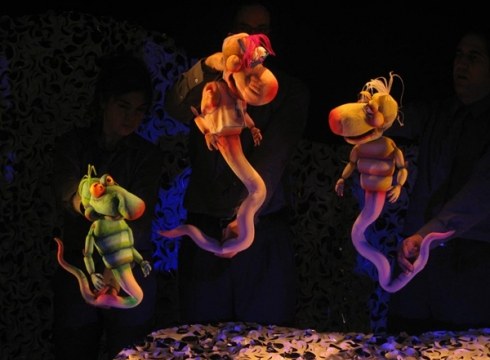 Malagako Espejo Negro taldekoek helduendako txotxongilo ikuskizuna taularatuko dute gaur Coliseoan