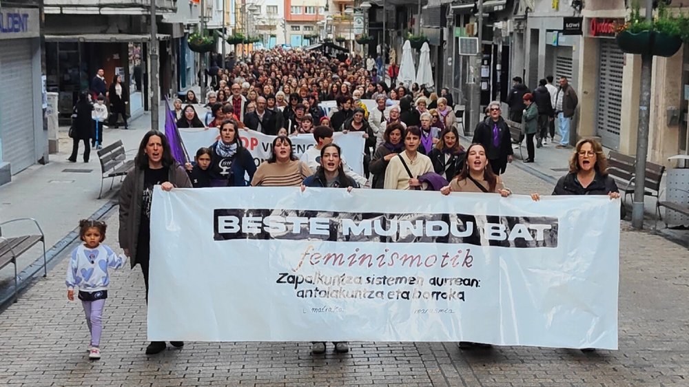 Manifestazio jendetsua egin zuten Eibarren Emakumeen Nazioarteko Egunean