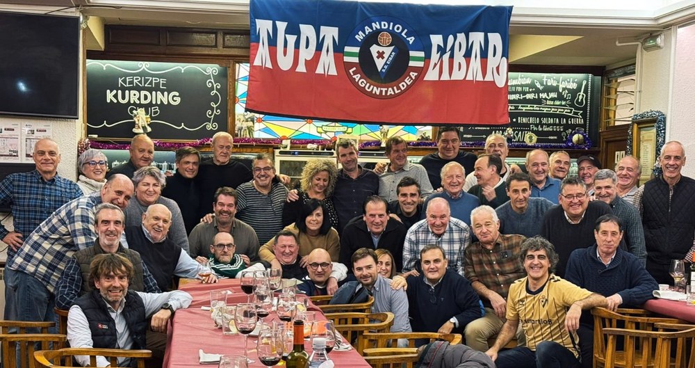 Manix Mandiola lagunarteak Eibarren garaipenekin ospatu du urteroko afaria