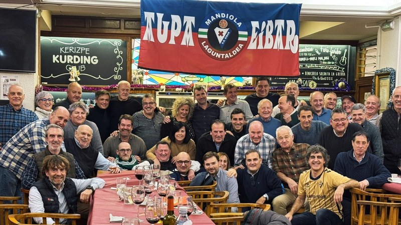 Manix Mandiola lagunarteak Eibarren garaipenekin ospatu du urteroko afaria