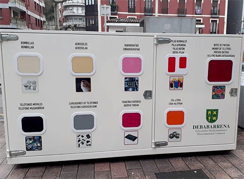 Mankomunitateak puntu garbiak ipini ditu kalean, hainbat material birziklagarri biltzeko