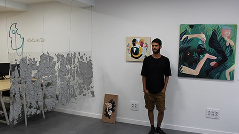 Marcos Navarroren margolanak Kokojaten estudioan ikusgai daude