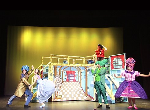 Mari Errauskinen antzerkirako moldaketa aurkeztuko du Glu Gluk bihar Coliseoan