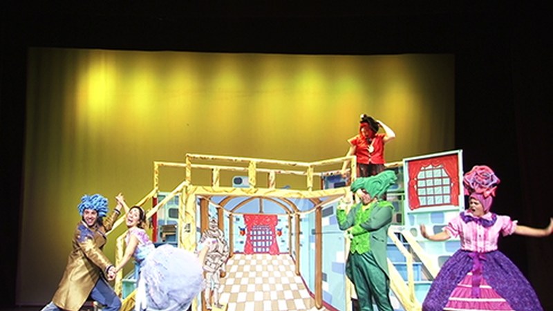 Mari Errauskinen antzerkirako moldaketa aurkeztuko du Glu Gluk bihar Coliseoan