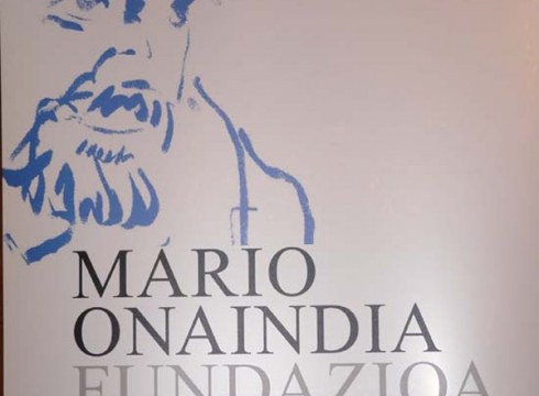Mario Onaindia Fundazioak Udalaren esku laga du bere dokumentu-funtsa