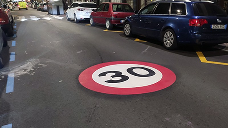 Marraztu dituzte Eibarko kaleetan abiadura murrizteko ikurrak