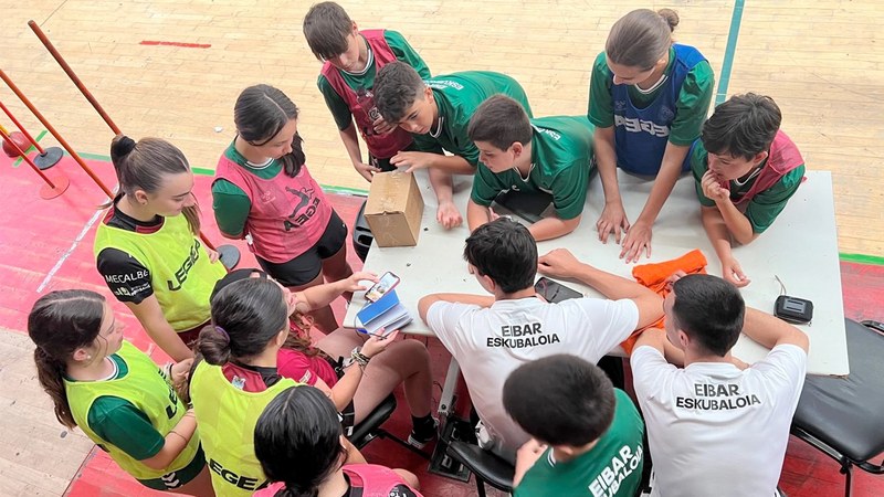 Martxan dira Eibar Eskubaloi Taldeak antolatutako Udalekuak