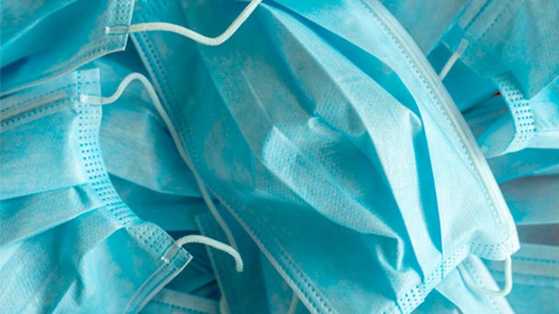 Maskara aire zabalean kendu ahalko da, baina segurtasun distantzia bermatu ahal bada bakarrik