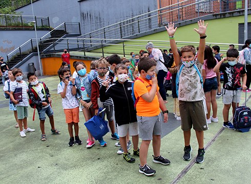 Maskara erabiltzea ez da derrigorrezkoa izango ikastetxeetako jolastokietan