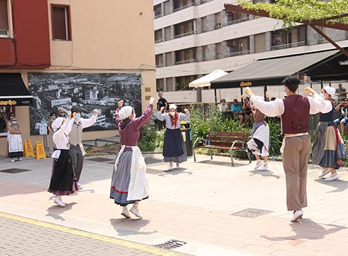 Maskara eta guzti ibili ziren musikari eta dantzariak, Euskal Jaiari keinu eginez