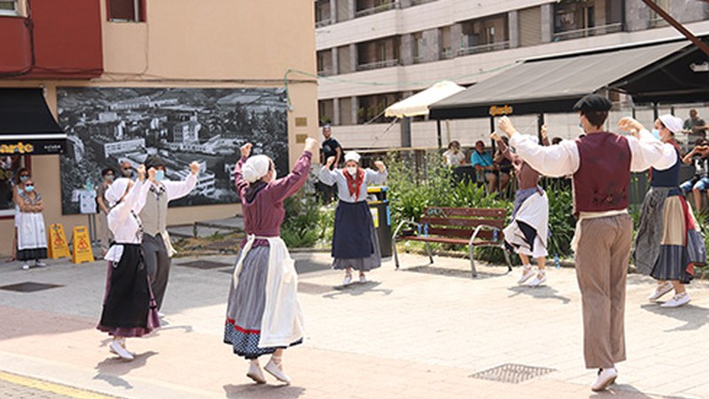 Maskara eta guzti ibili ziren musikari eta dantzariak, Euskal Jaiari keinu eginez
