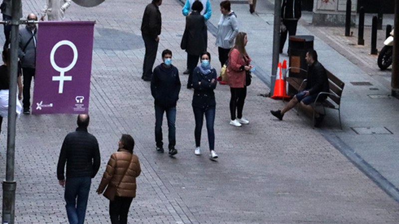 Maskaren erabilera derrigorrezkoa izango da bi metroko tartea gorde ezin den kaleetan