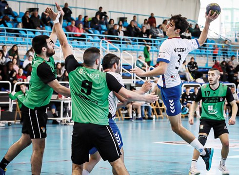 Mecalbe Eibar Eskubaloiak amore eman zuen Uharteren kantxan (29-27)